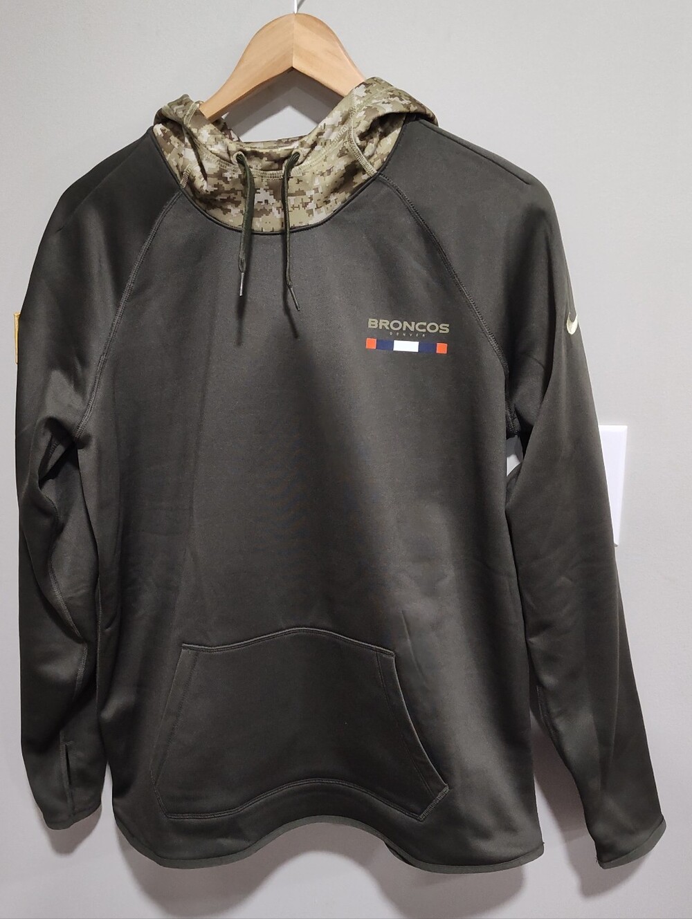 Denver Broncos Women's L Salute To Service Camo NIKE Dri-Fit Hoodie Sweatshirt